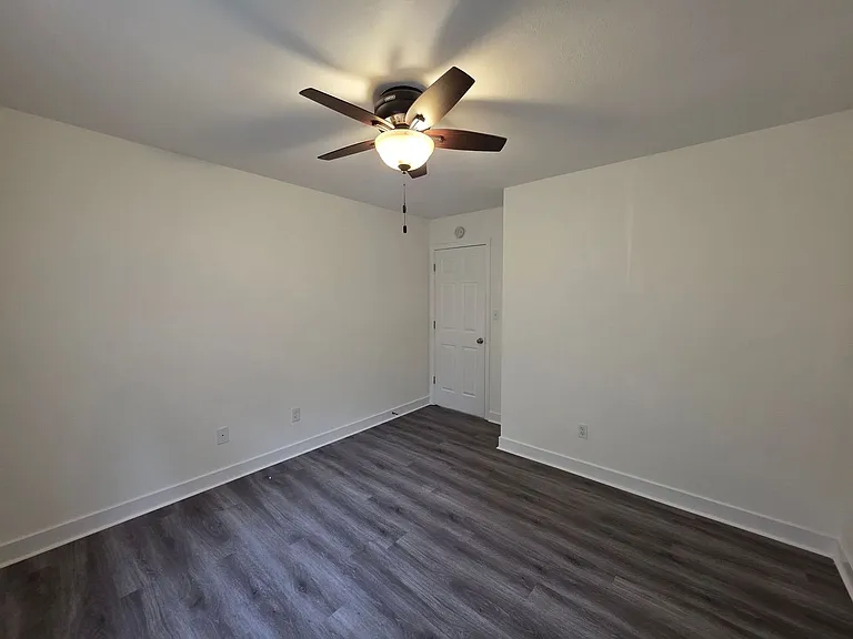 1114 E South Ave — Photo 6