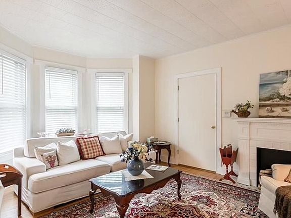 Living/Family Room (Picture 1)