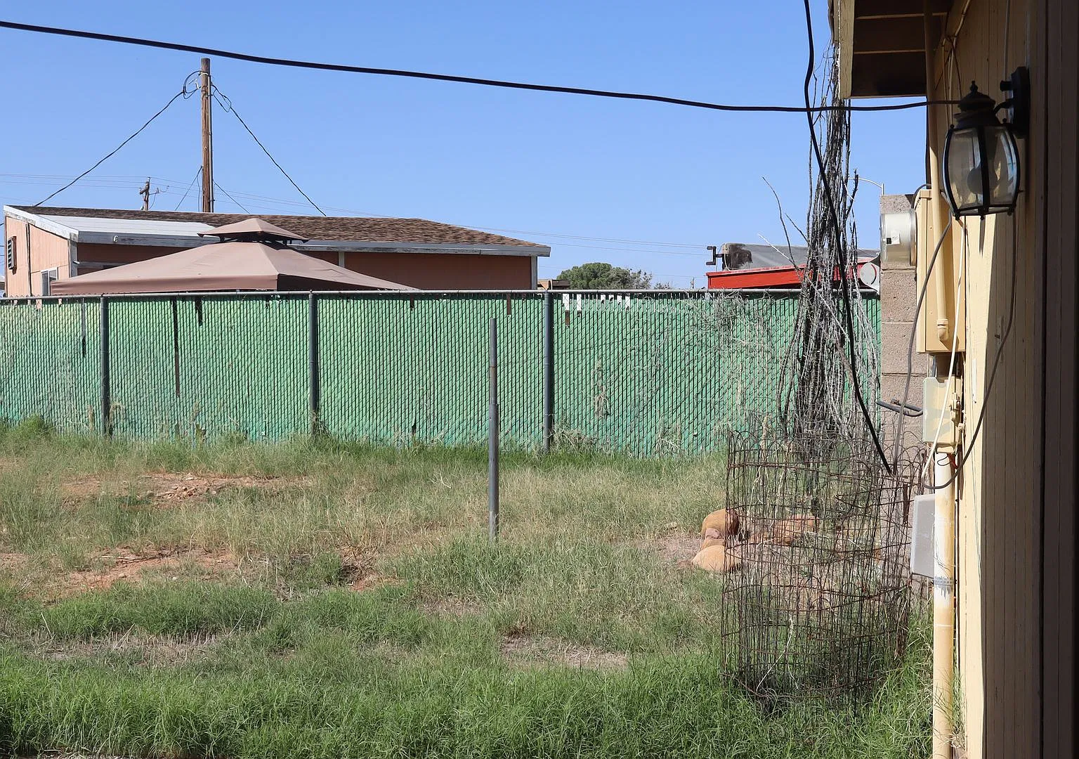 3 Bedroom 2 bath, fenced backyard — Photo 4