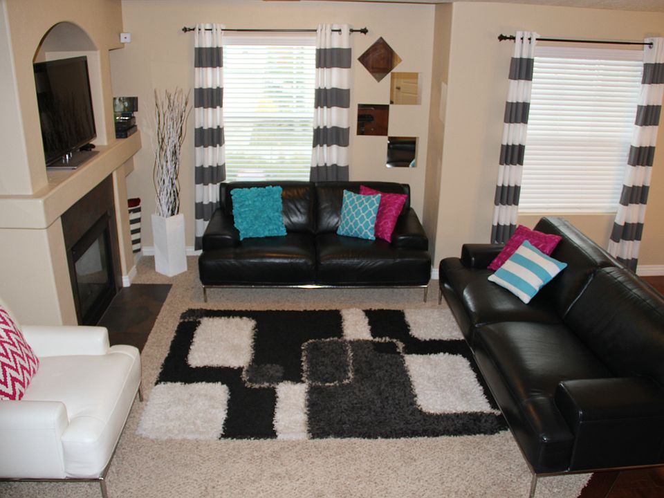 Living Room/Fireplace