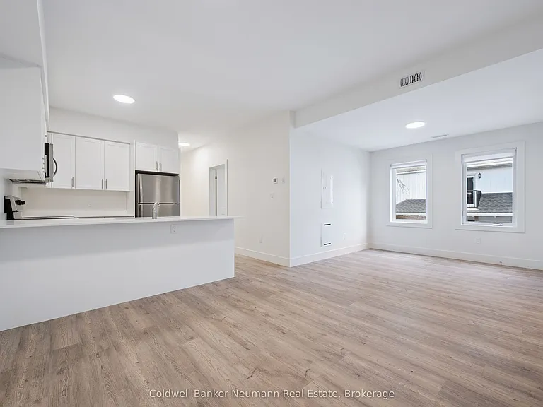8 Orchard Cres — Photo 3