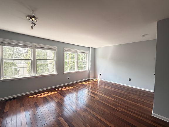 3rd image of 28 Woodbury Ave Unit 4