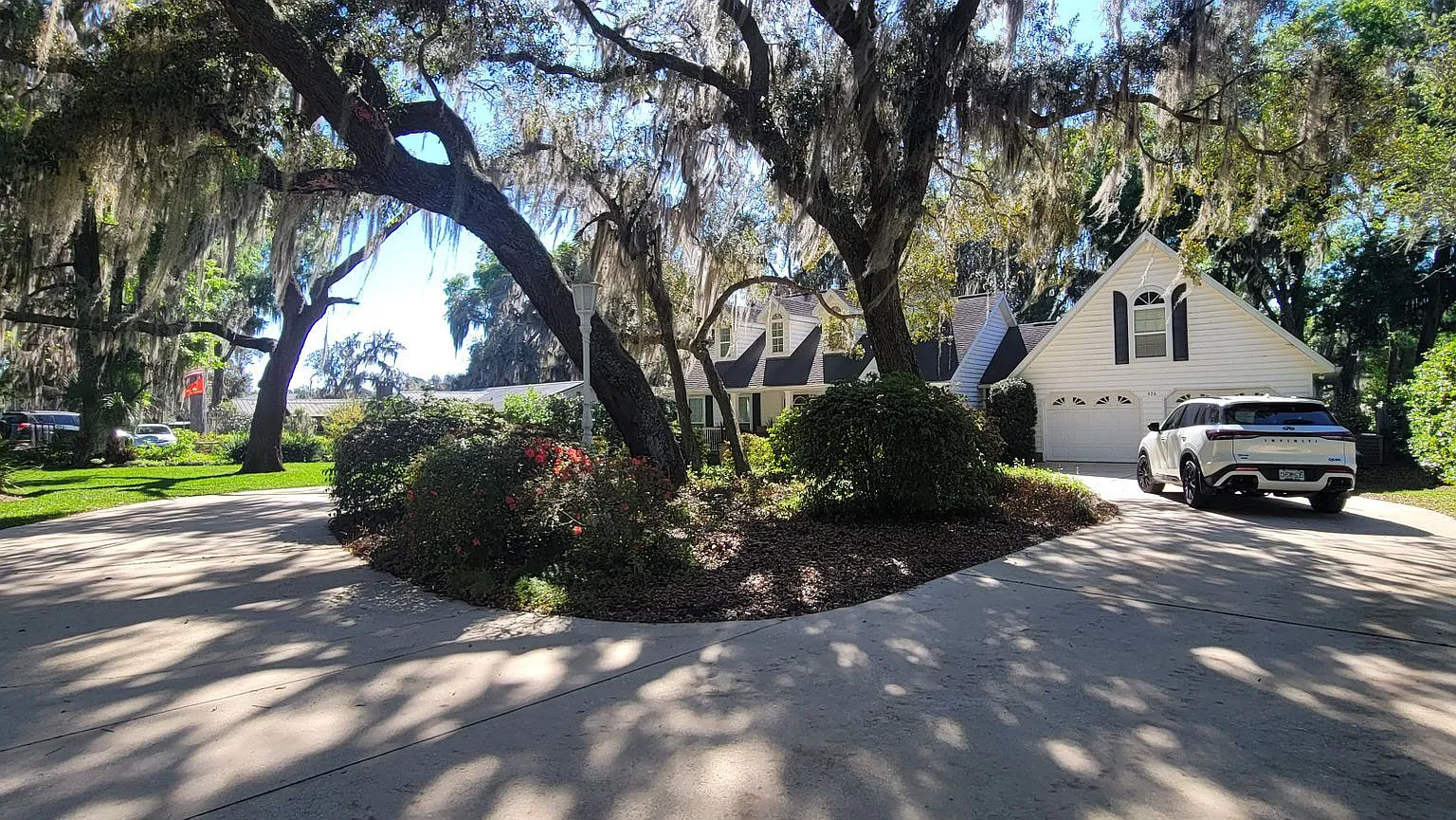 Charming 3/2.5 Lake Santa Fe Canal Basin Home Melrose, FL — Photo 1
