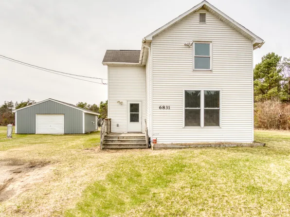 6831 N Oak Ave, White Cloud, MI 49349