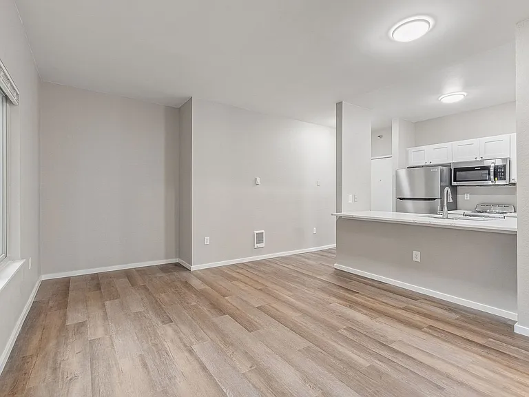Pine Street Apartments — Photo 7