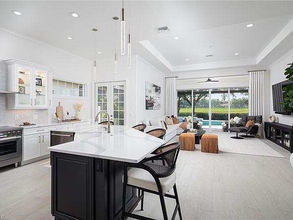 4th image of 914 Villa Florenza DR
