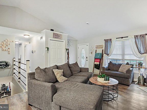 5th image of 160 Shady Oak Ln