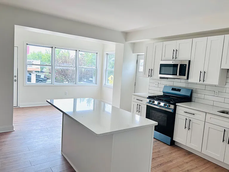 389 E Hector St — Photo 10