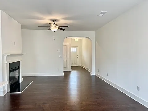 3 bed, 2.5 bath, 1590 sqft, $2,090 — Photo 3