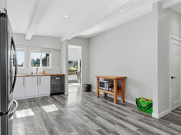 4th image of 4010 Deerfield Rd