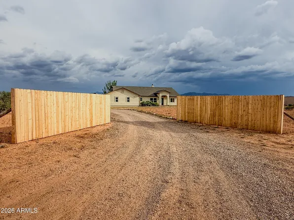 1002 E LENA Way, Huachuca City, AZ 85616
