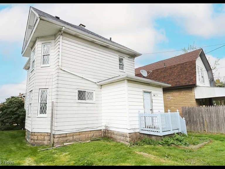 1342 Oregon Ave — Photo 3