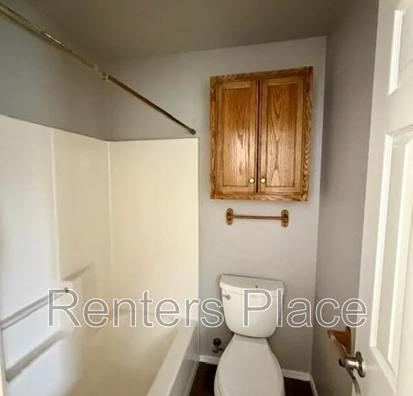 312 W Sycamore St — Photo 8