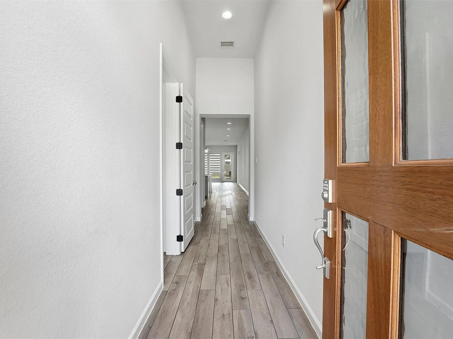 4 bed, 3.0 bath, 2003 sqft, $2,800 — Photo 3
