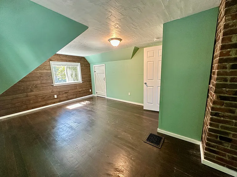212 E Henley St — Photo 13