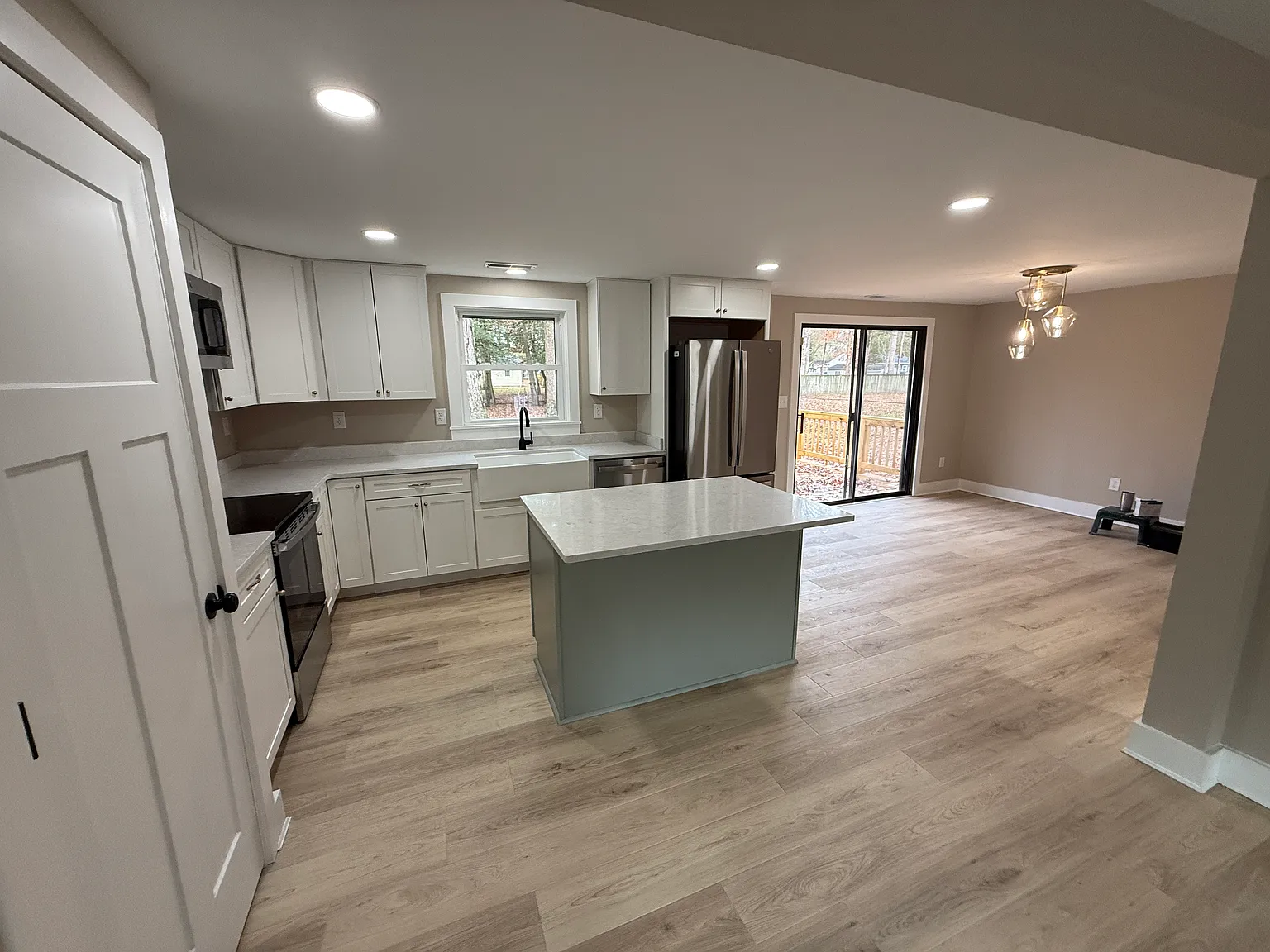 4 bed, 1380 sqft, $2,100 — Photo 3
