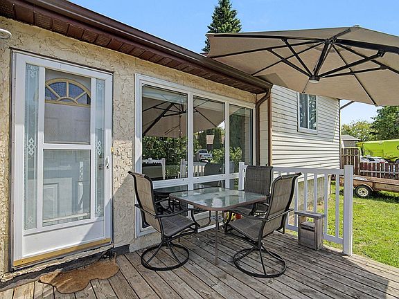 3rd image of 64 Pipestone Cres
