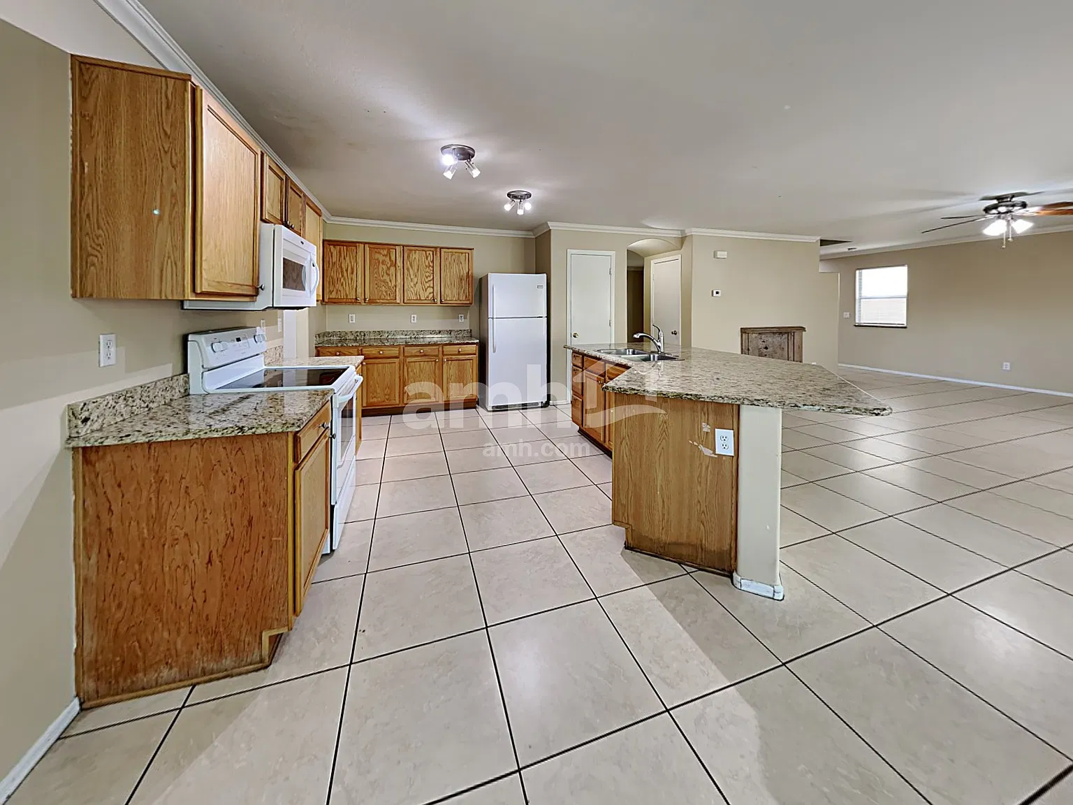 4 bed, 2.5 bath, 2424 sqft, $2,335 — Photo 4
