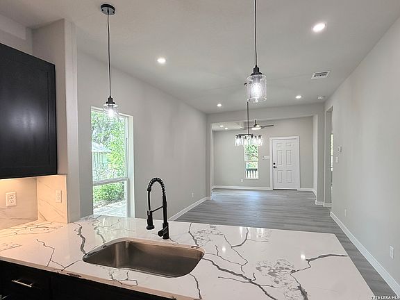 3rd image of 1719 W Houston