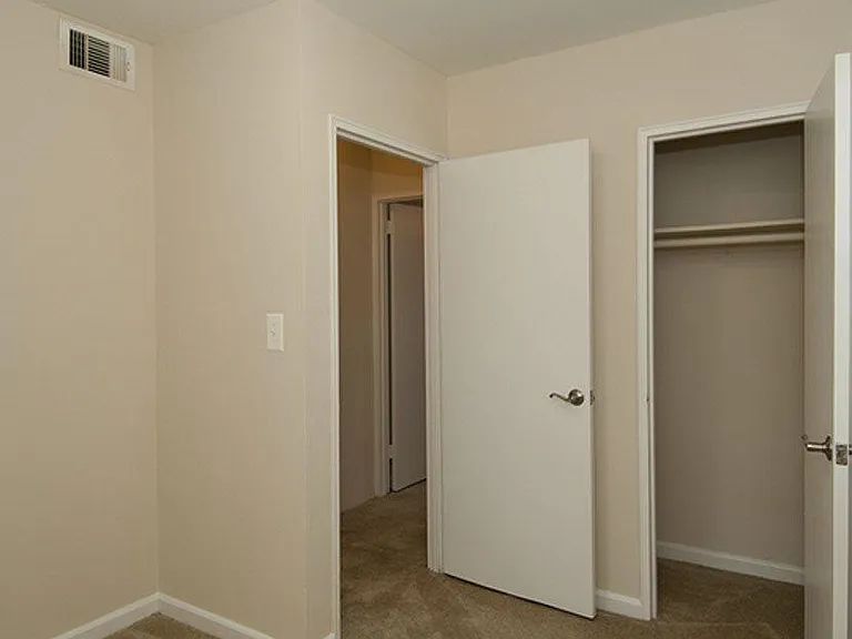 Frederick Greenes Apartments — Photo 9