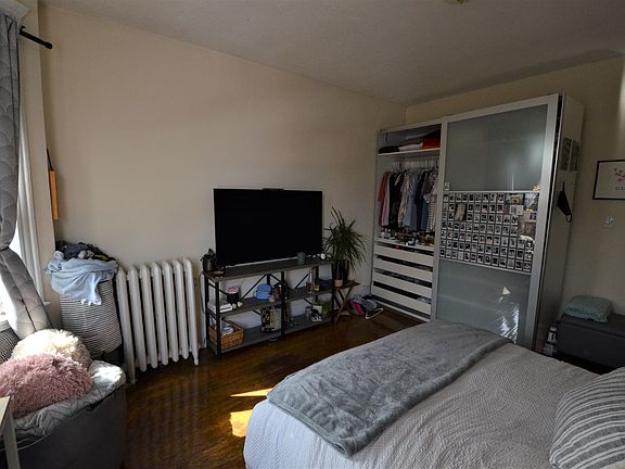 3rd image of 137 Peterborough St APT 10