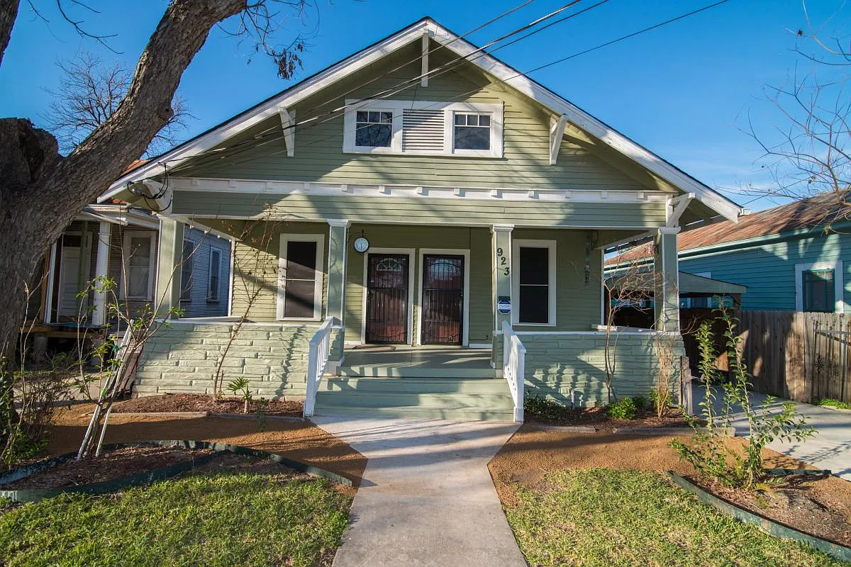 923 Lamar — Photo 1