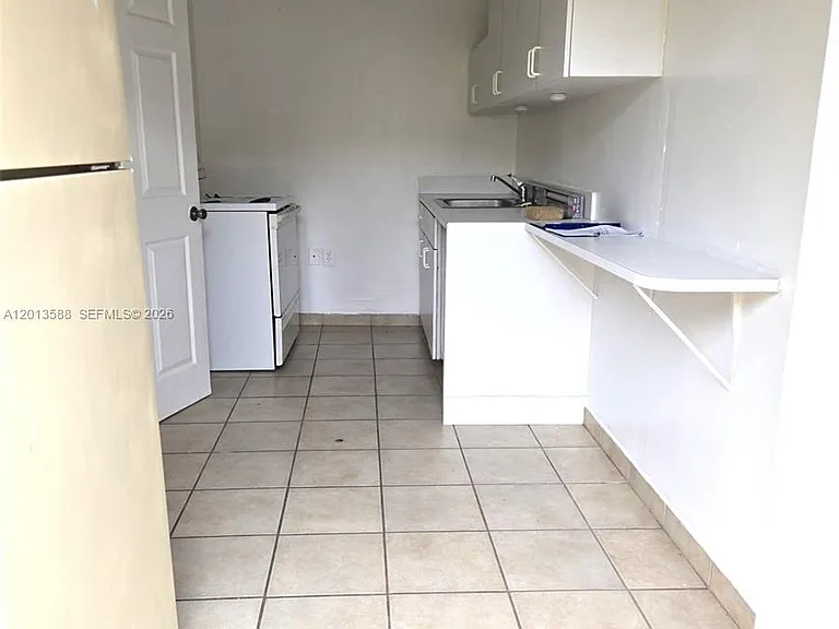 4610 SW 40th St #1 — Photo 3