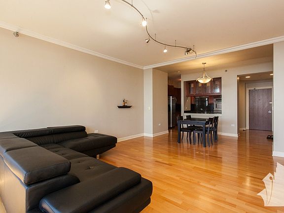 4th image of 1333 S Prairie Ave #1803