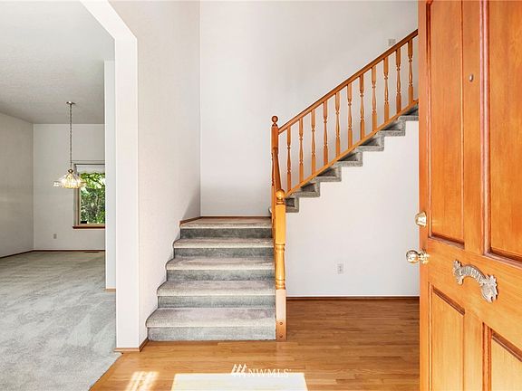 Open and bright entry