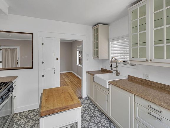4th image of 3661 47th St