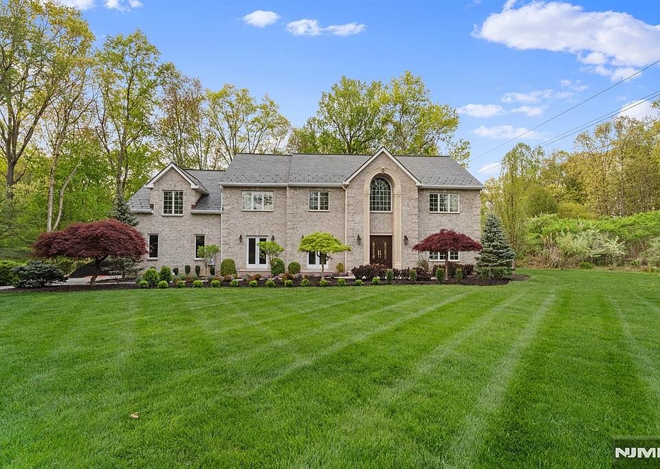 1st image of 7 Orchard Ln