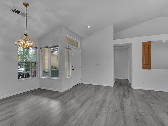 4th image of 2671 Fremont Ave