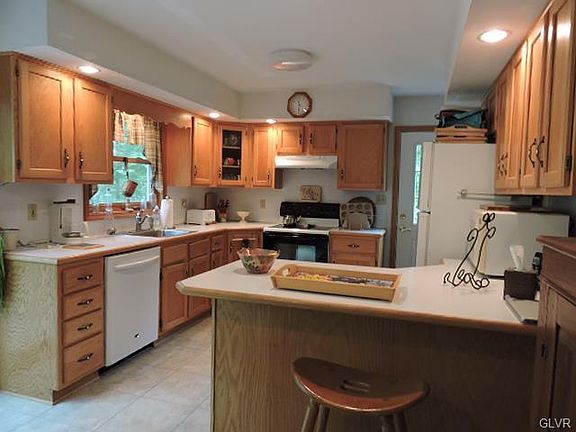 3rd image of 447 Ridge Rd