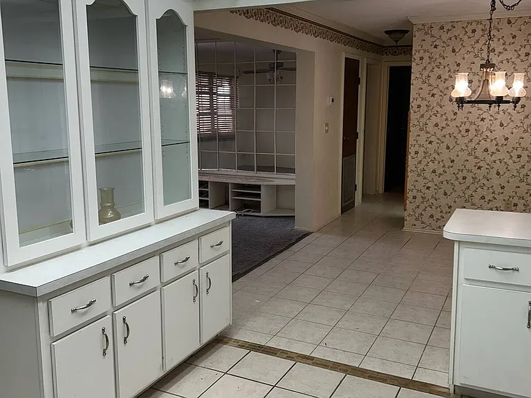 647 Holmes Ave — Photo 6