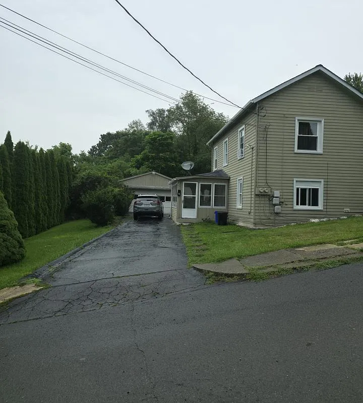 3 bed, 1.5 bath, 1638 sqft, $1,450 — Photo 1