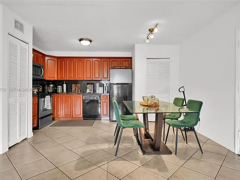 10786 N Kendall Dr #D18 — Photo 7