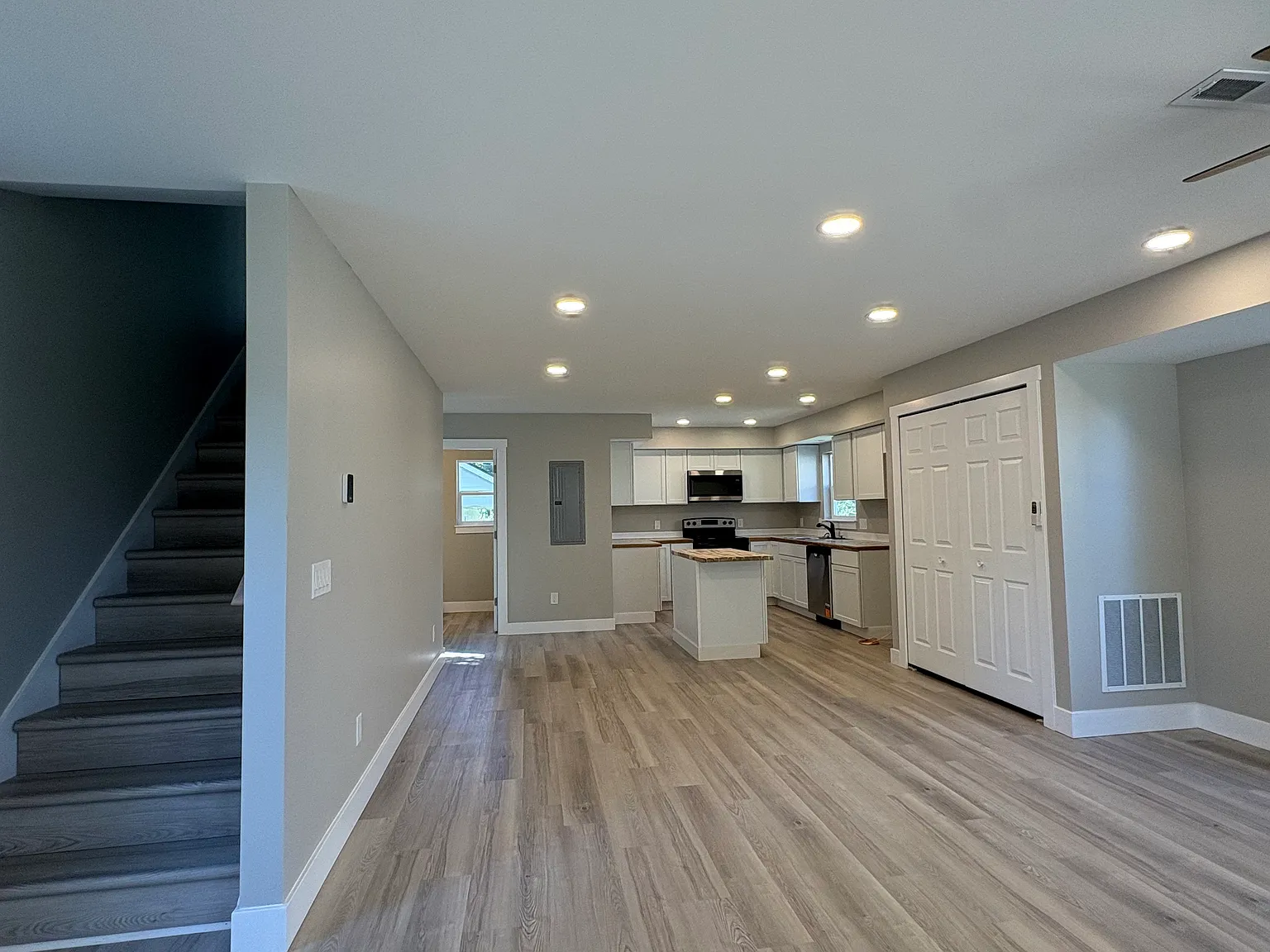 3 bed, 2.5 bath, 1440 sqft, $1,627 — Photo 2