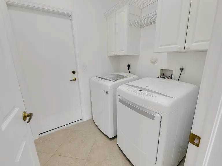 1935 Primrose Ln — Photo 13