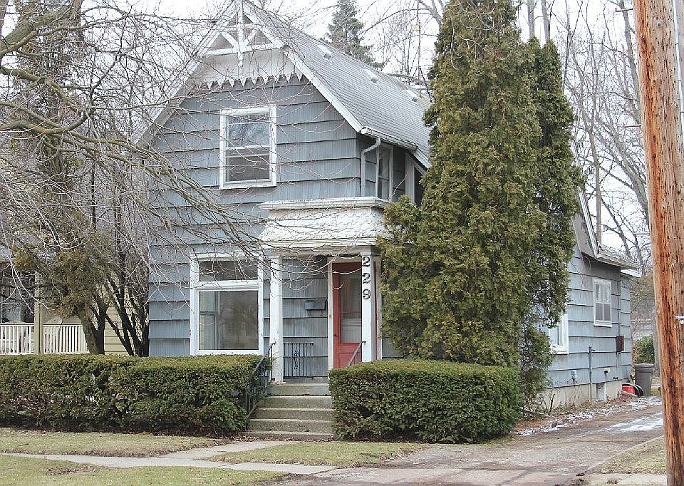1st image of 229 Oakwood Ave