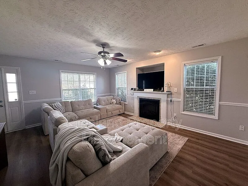 3 bed, 2.5 bath, 1866 sqft, $1,750 — Photo 4