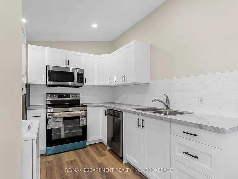18 Princess St #LOWER — Photo 3