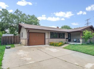 900 Maple Ln, Elk Grove Village, IL 60007