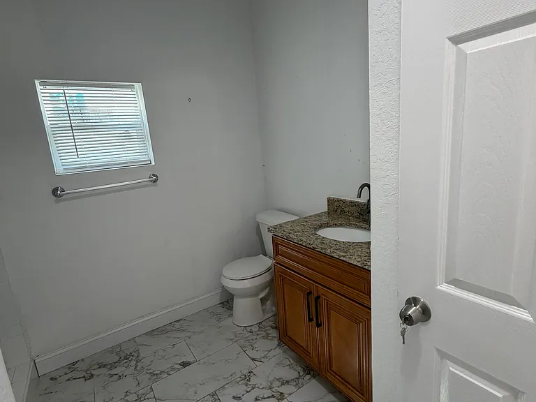 2311 W Beach St — Photo 7