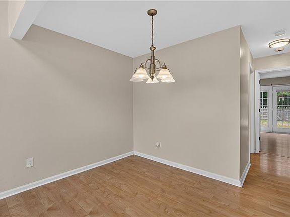 5th image of 829 Huntly Ct