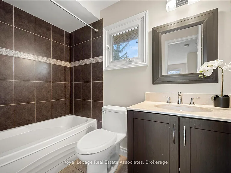 438 Claremont Cres — Photo 24
