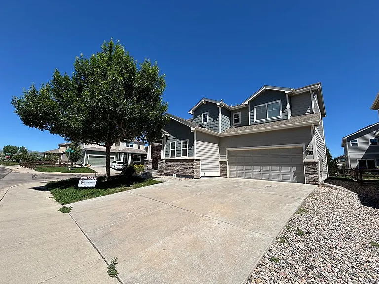 1902 Winamac Dr — Photo 2