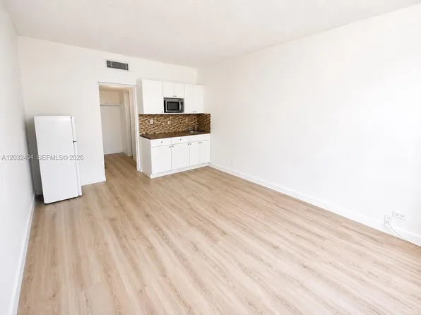 26 Diplomat Pkwy #2325, Hallandale, FL 33009