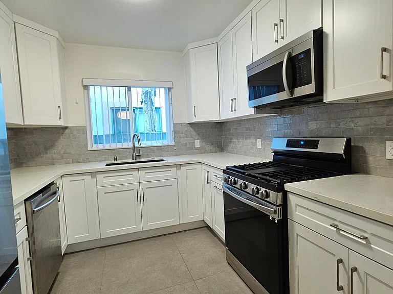 904 N Gardner St #1 — Photo 3