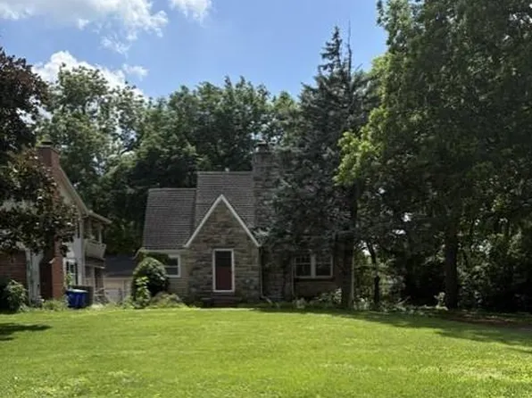 8115 Shawnee Dr, Overland Park, KS 66212