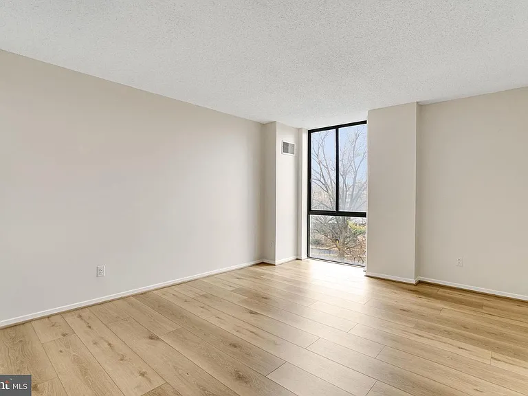 2300 Pimmit Dr #308W — Photo 29